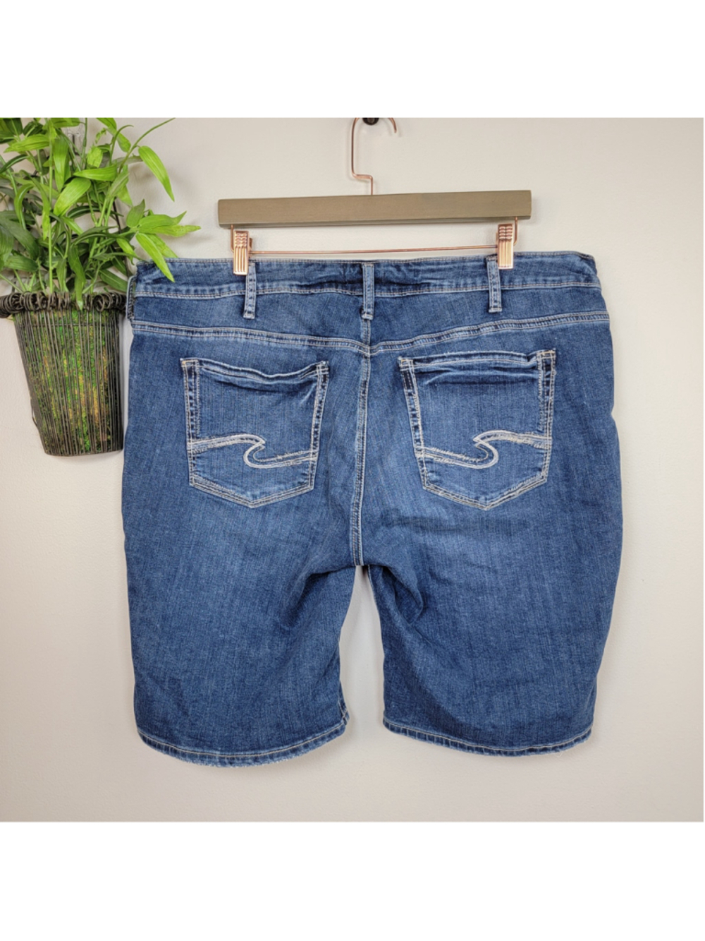 Silver 20 Suki Bermuda Medium Blue Wash Distressed Jean Shorts Mid Rise Relaxed - Picture 7 of 9
